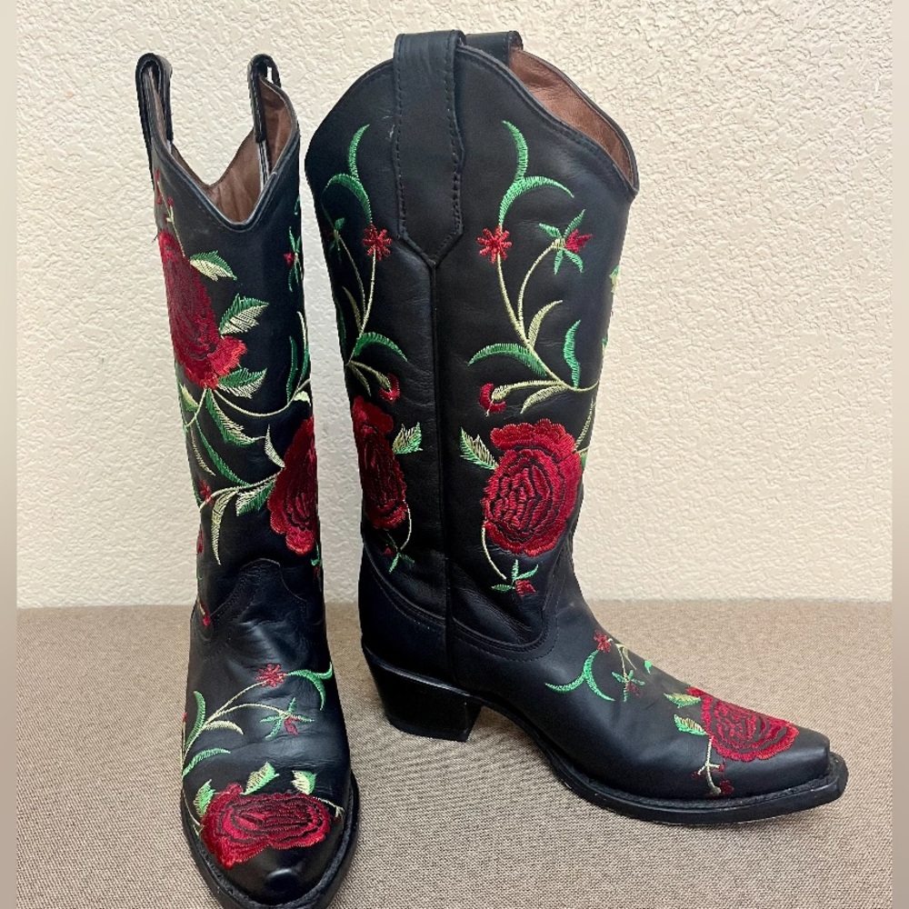 Circle g flowered western embroidered boots